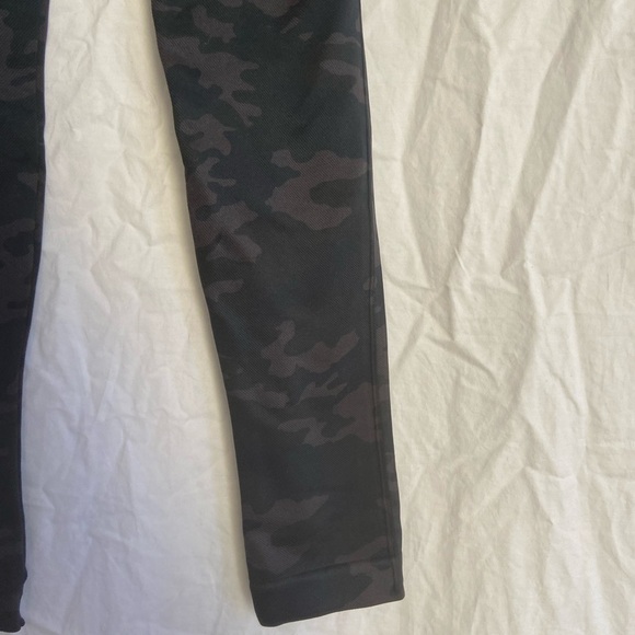 Spanx Look at Me Now Camo Seamless Leggings Size Medium NEW - Picture 4 of 13